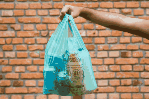 SP reduz em 70% uso de sacolas plásticas após mercados cobrarem por elas