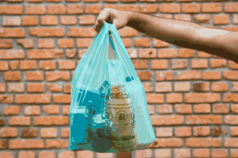 SP reduz em 70% uso de sacolas plásticas após mercados cobrarem por elas